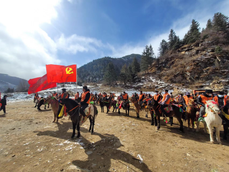 理塘县莫坝乡：马背巡护队 穿梭山林间