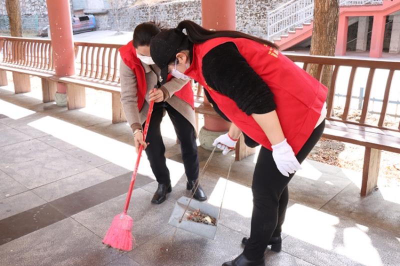 全域无垃圾 你我齐动手——九龙县法院开展学雷锋主题党日活动