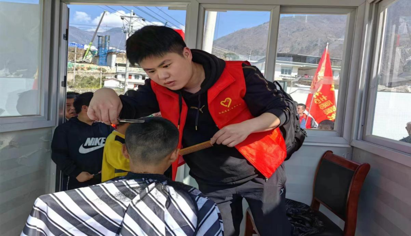 比学赶超促团结 凝心聚力再扬帆 ——甘孜州开展以学雷锋志愿服务月促“铸牢中华民族共同体意识 民族团结进家庭”实践行动纵深推进