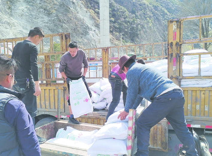 金川县：发放复合肥助力乡村振兴