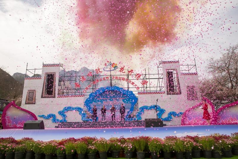 赏桃花 品美酒 畅春游——得荣桃花季、红酒季获众多游客青睐