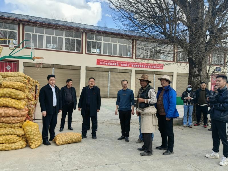 理塘县：发放700余吨放心农资