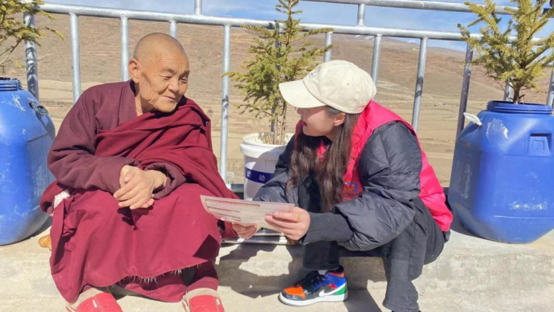 甘孜县：格桑花开巾帼红 关爱觉姆妇联行——《妇女儿童发展纲要》巾帼大宣讲进寺庙