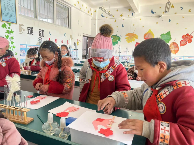 理塘县：课后延时服务 培养学生兴趣特长