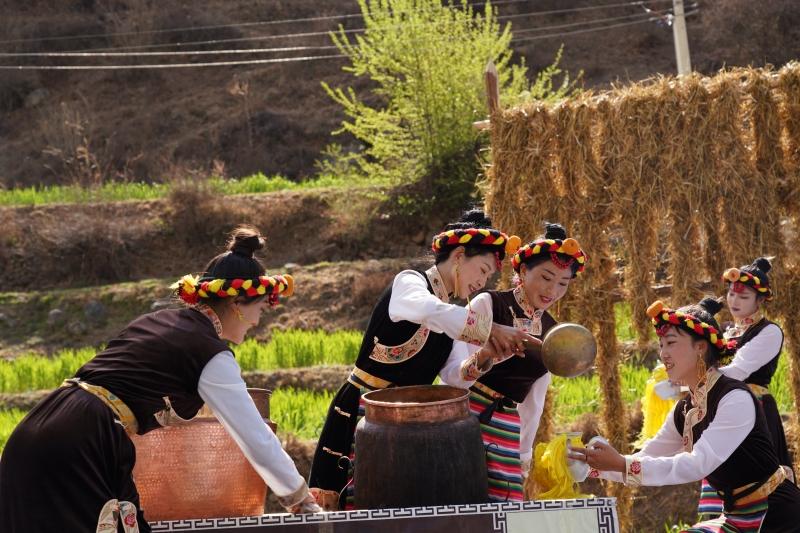 文旅搭台 民族交融——乡城县举办“桃花河谷·梦乖节”活动