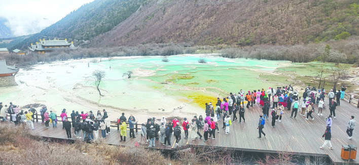 游人在黄龙景区踏春