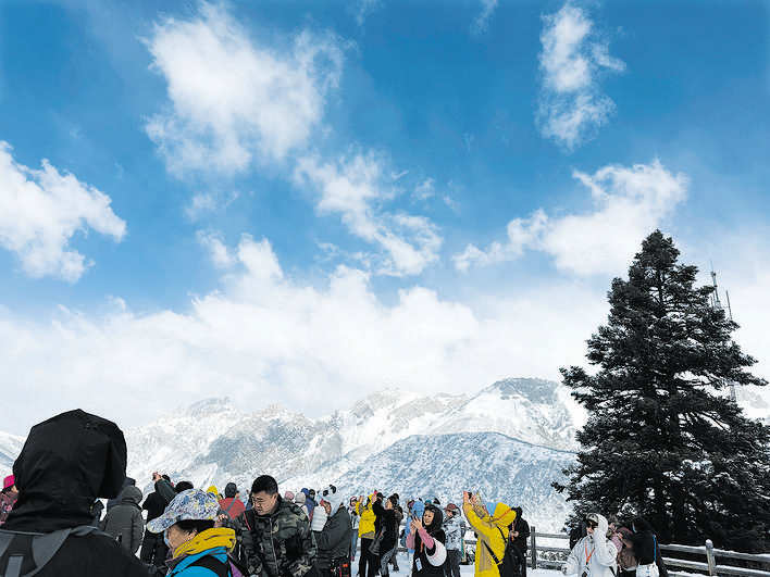 松潘县：黄龙迎降雪    游客兴致浓