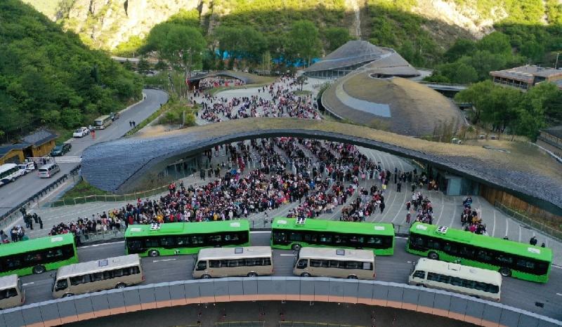 九寨沟景区迎来“五一”假期客流高峰 