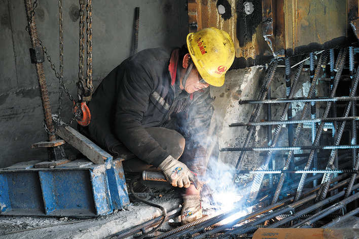 久马高速“五一”假期不停工 建设加速推进