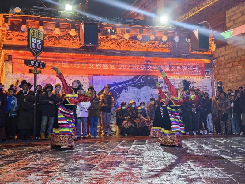 理塘县：夜游古镇 歌舞迎客