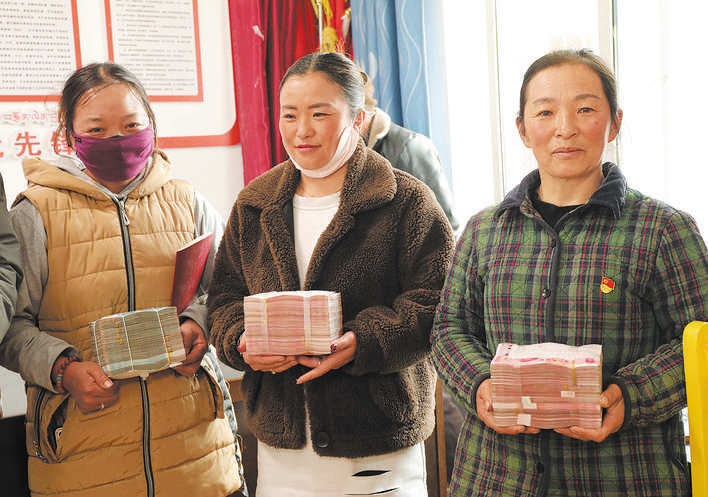 若尔盖县：团结村村民喜领集体经济分红