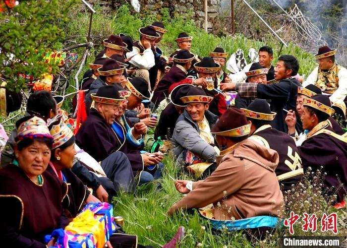 西藏米林村欢度“望果节”庆丰收