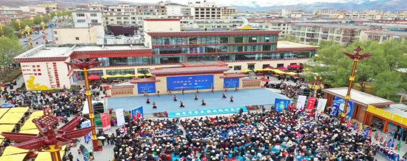 “文旅地标”彰显甘孜魅力 “石榴之树”结出团结果实