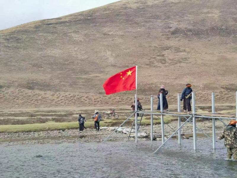 德格县：达曲河上建起民心桥 村民告别赤脚渡河挖虫草