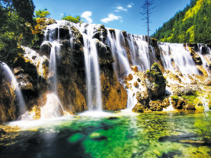 九寨沟景区游客接待量突破100万