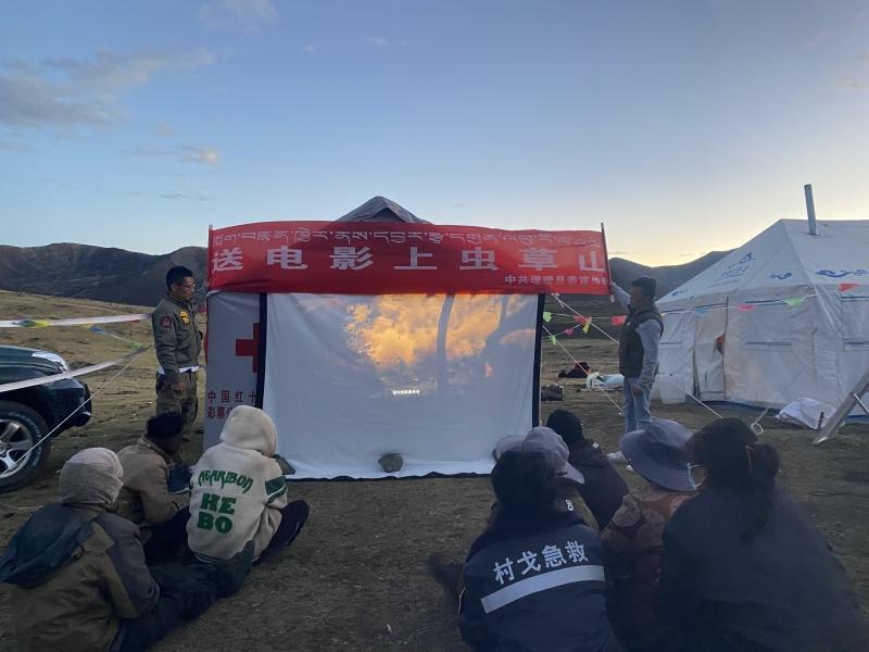 理塘县：虫草山上“电影院” 乐了群众