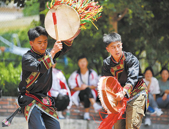 非遗进校园 舞动羊皮鼓