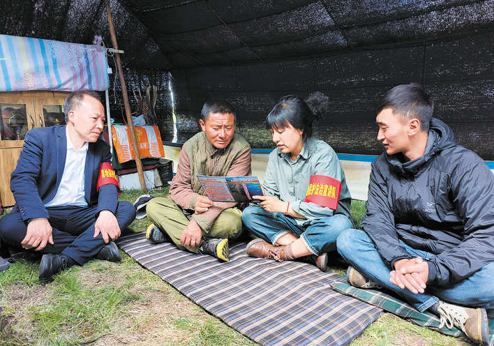 若尔盖县：湿地保护“马背宣讲队”送法到远牧点 宣讲《湿地保护法》