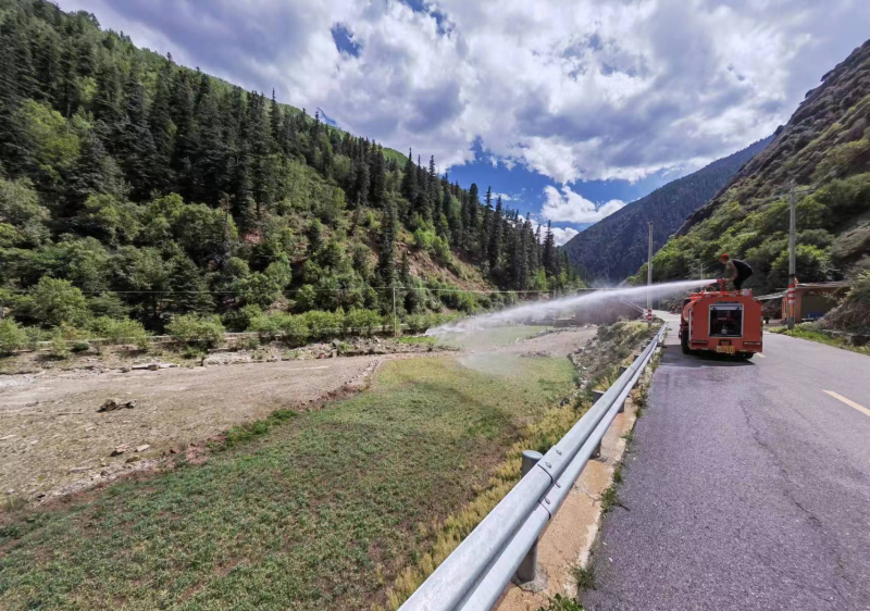 理塘县：抗旱保苗13608亩