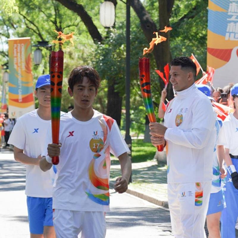 手擎“蓉火” 追梦未来 丁真珍珠担任成都大运会火炬手