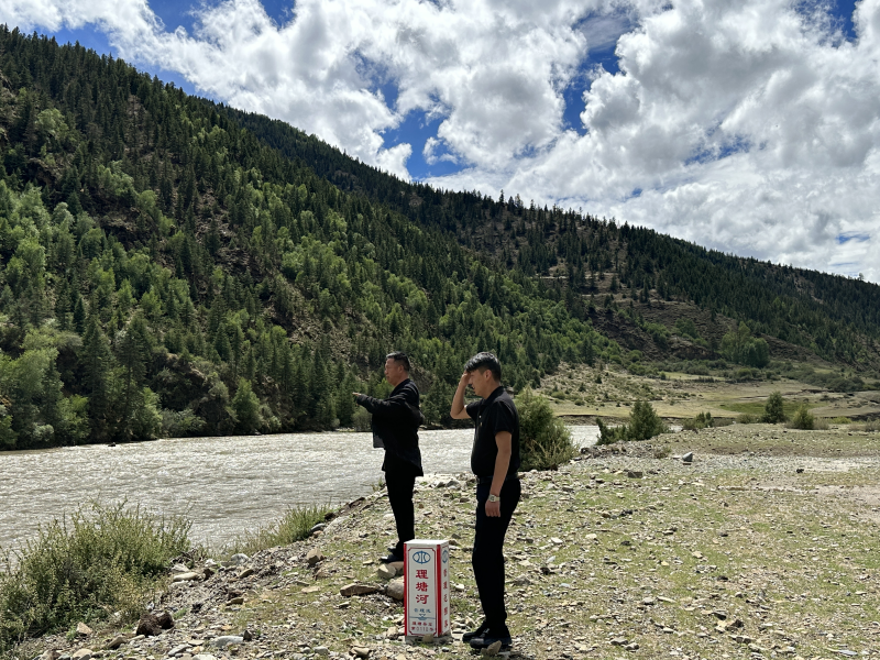 理塘县上木拉乡：巡河保安全