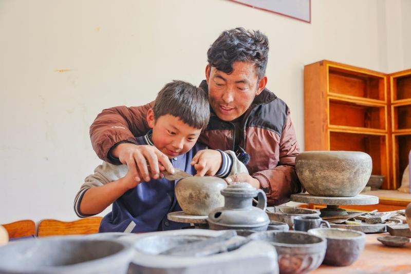 全镇三分之一人口从事手工艺行业——德格“麦宿手造”这样走出高原