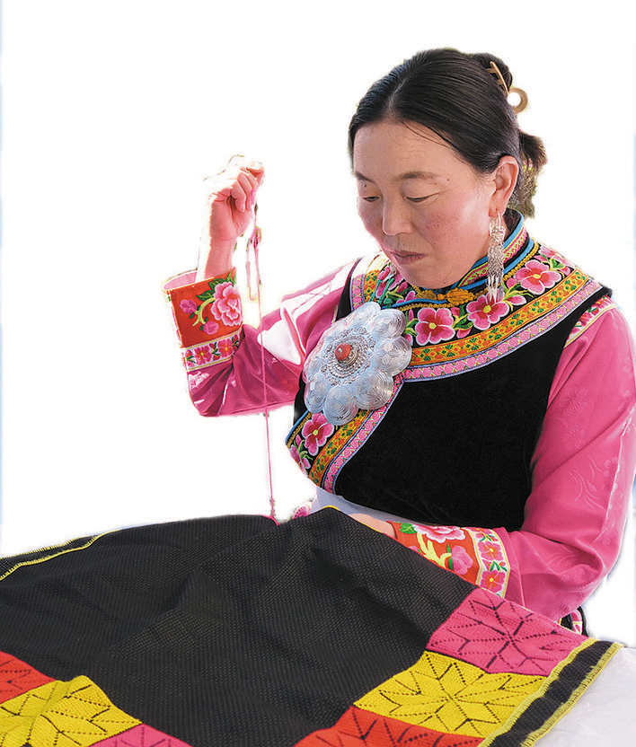 巧手匠心展风采——四川省民族地区妇女手工产品成果展在黑水县举办