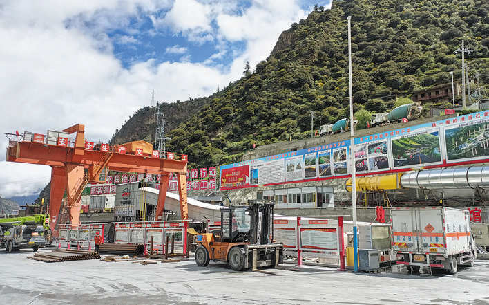 夹金山隧道掘进尺度突破全国两个“最快”记录