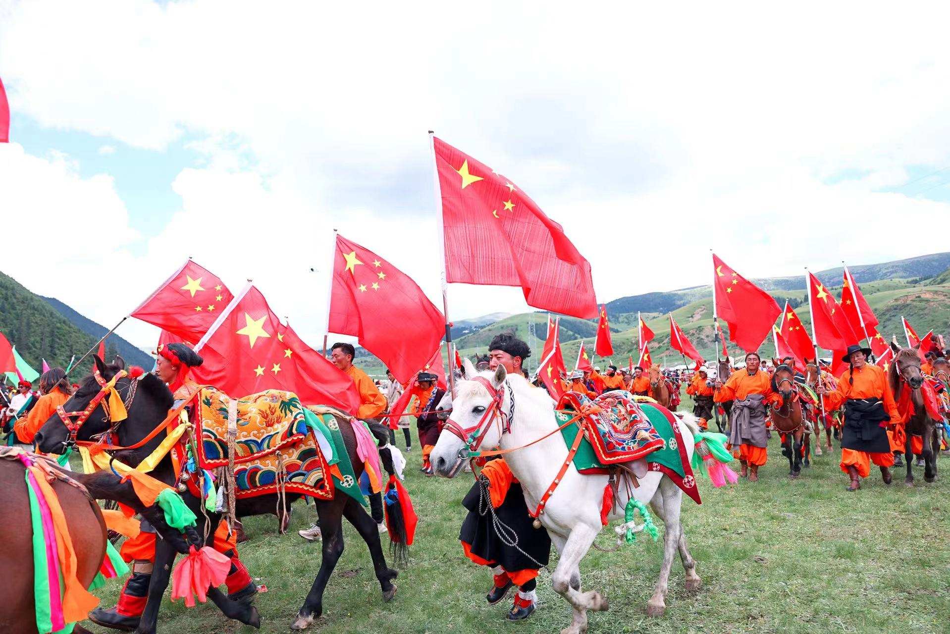 新龙：国遗风采满藏寨 文化芬芳溢草原 