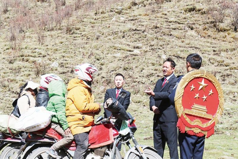 德格县：“马背法官”绘就诉源治理好“枫”景