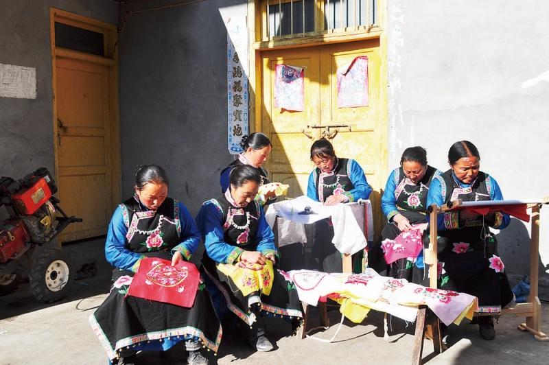 泸定县：小村庄的美丽蝶变