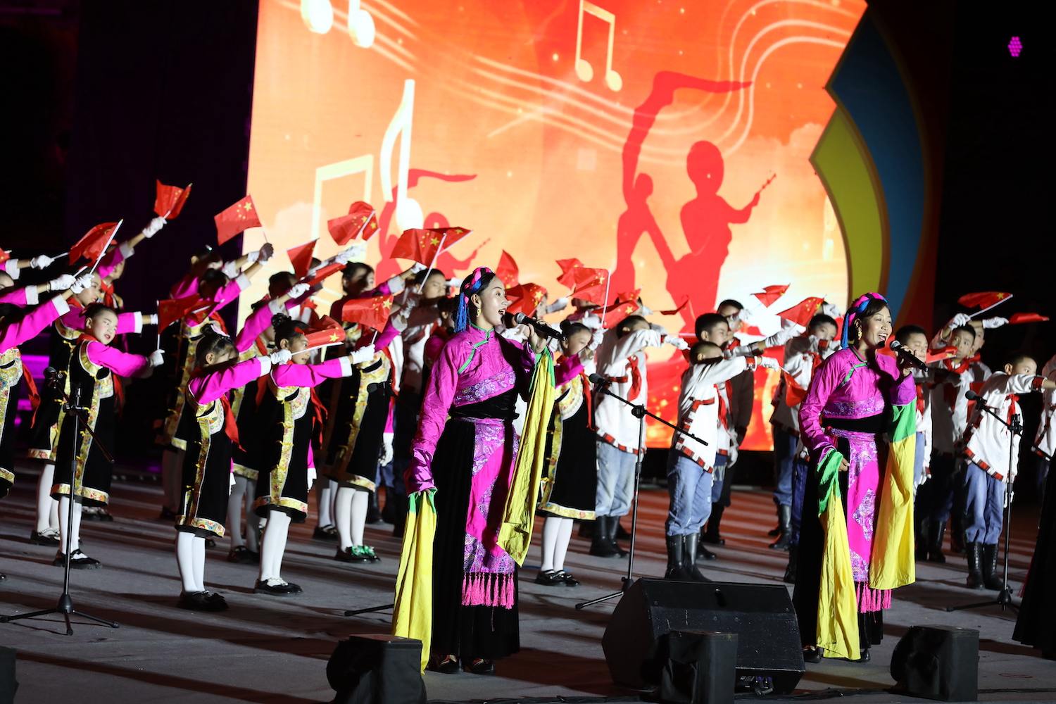 巴塘县“弦约巴塘”弦子文化艺术周隆重开幕