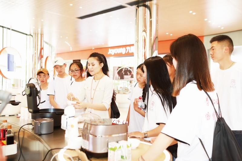 理塘县：画好民族团结“同心圆”