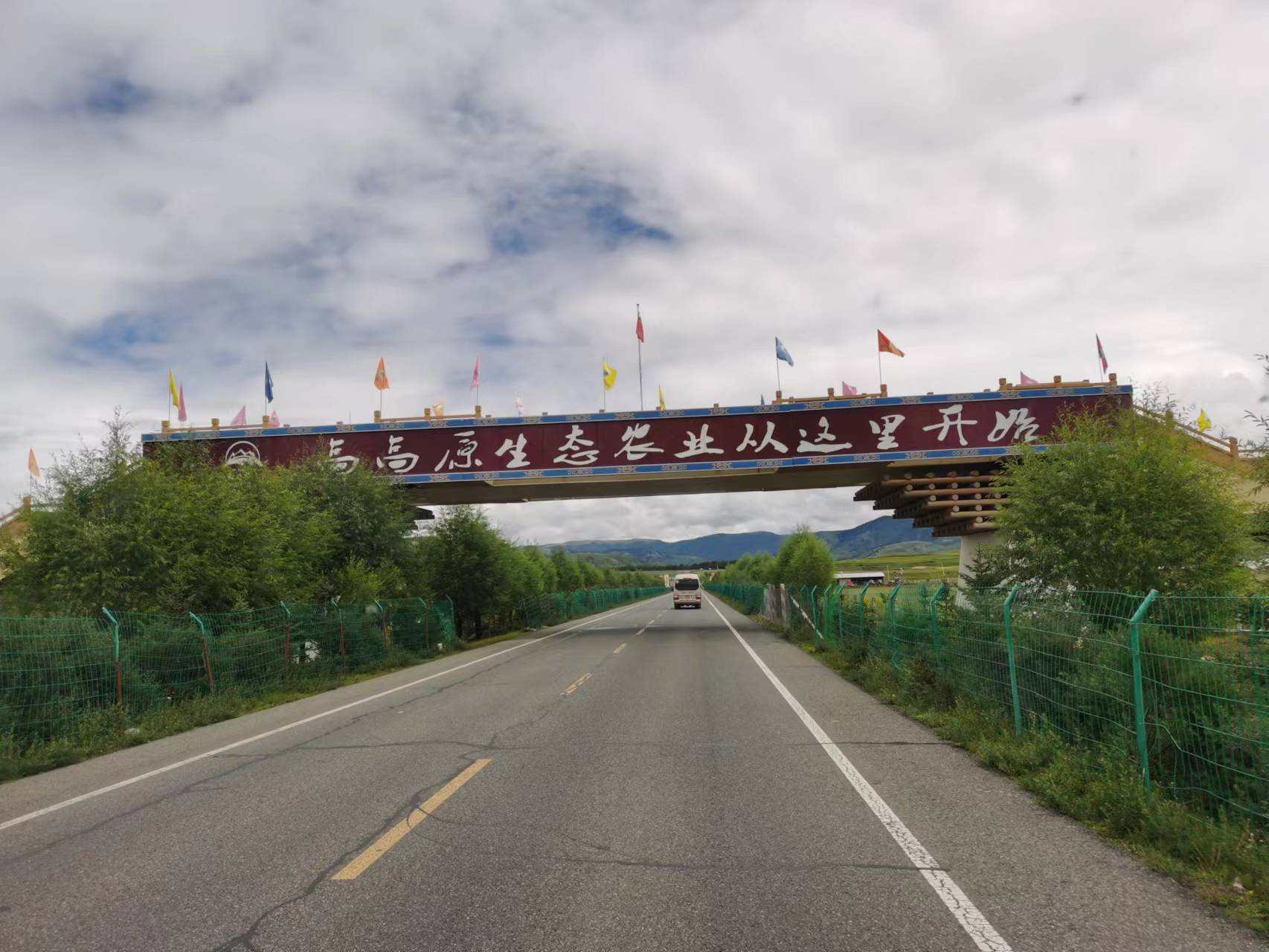 品尝高原有机农牧业发展的“成果”   领略“清洁能源基地”之壮观  ——“甘孜名人回家乡”活动继续进行