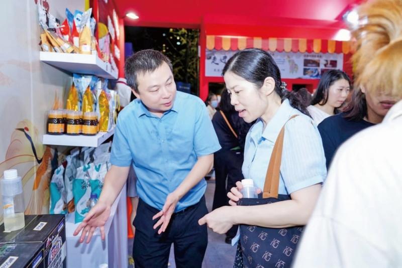 理塘县：科技助力消费帮扶——塘塘候鸟专家们忙推介理塘产品