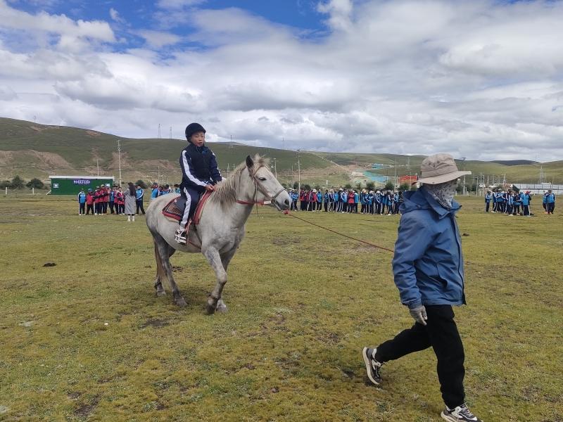 理塘县： 让孩子“重回马背”