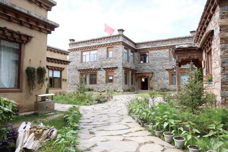 理塘县卡娘村：闲置房变民宿 家门口就业又增收  