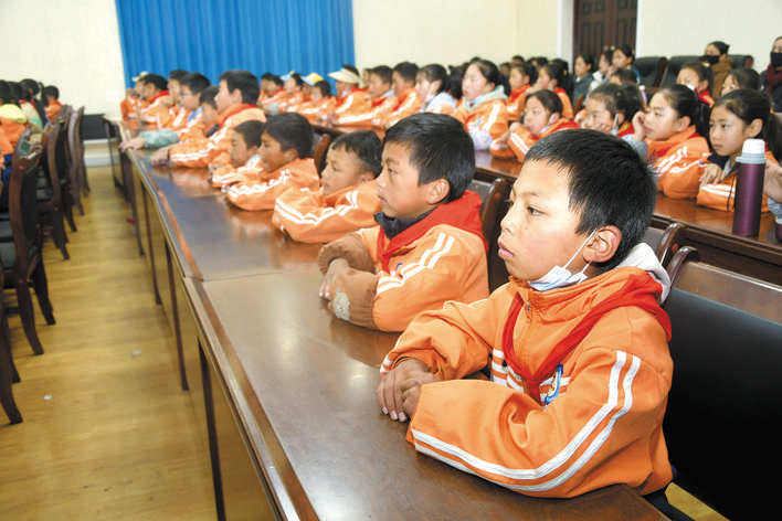 阿坝县举办“重温红色经典·共抒爱国情怀”主题演讲比赛