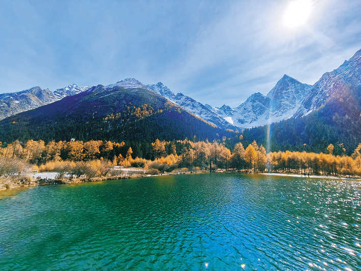 理县：游人“画”中游