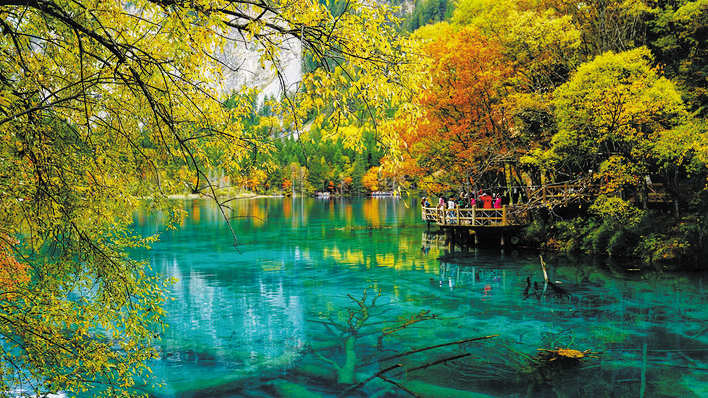 九寨沟景区今年游客接待量突破400万人次