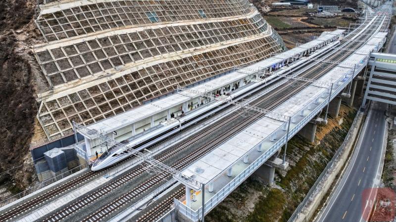 川青铁路开进阿坝，松潘迎来首批动车游客