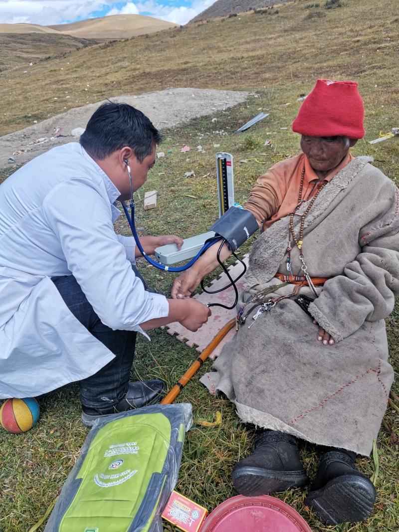 理塘县：进村巡诊惠群众