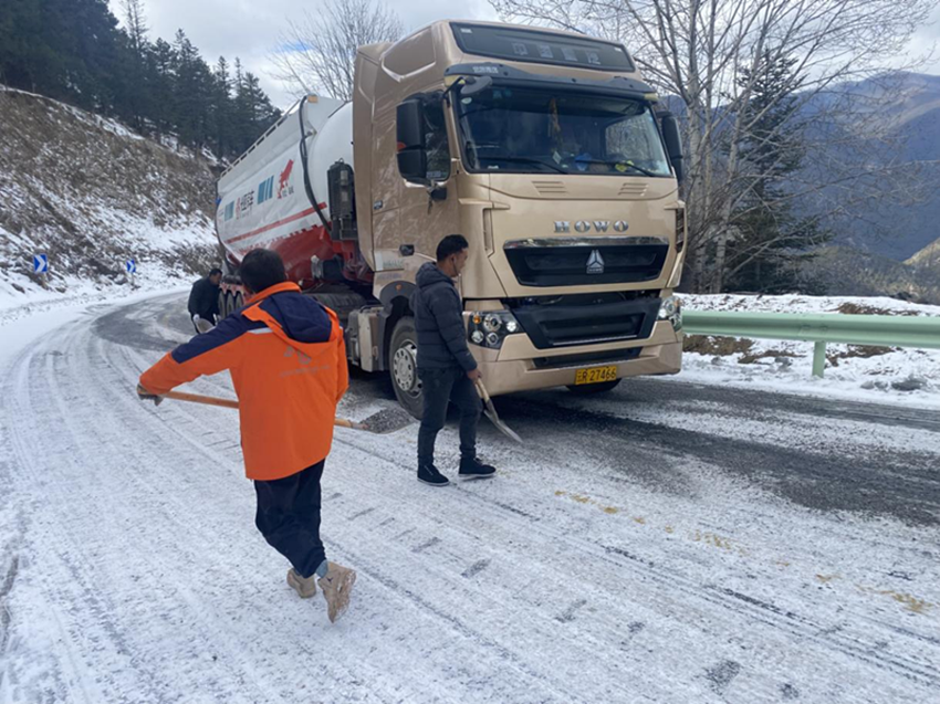 乡城县：除雪保通 救助受困车辆