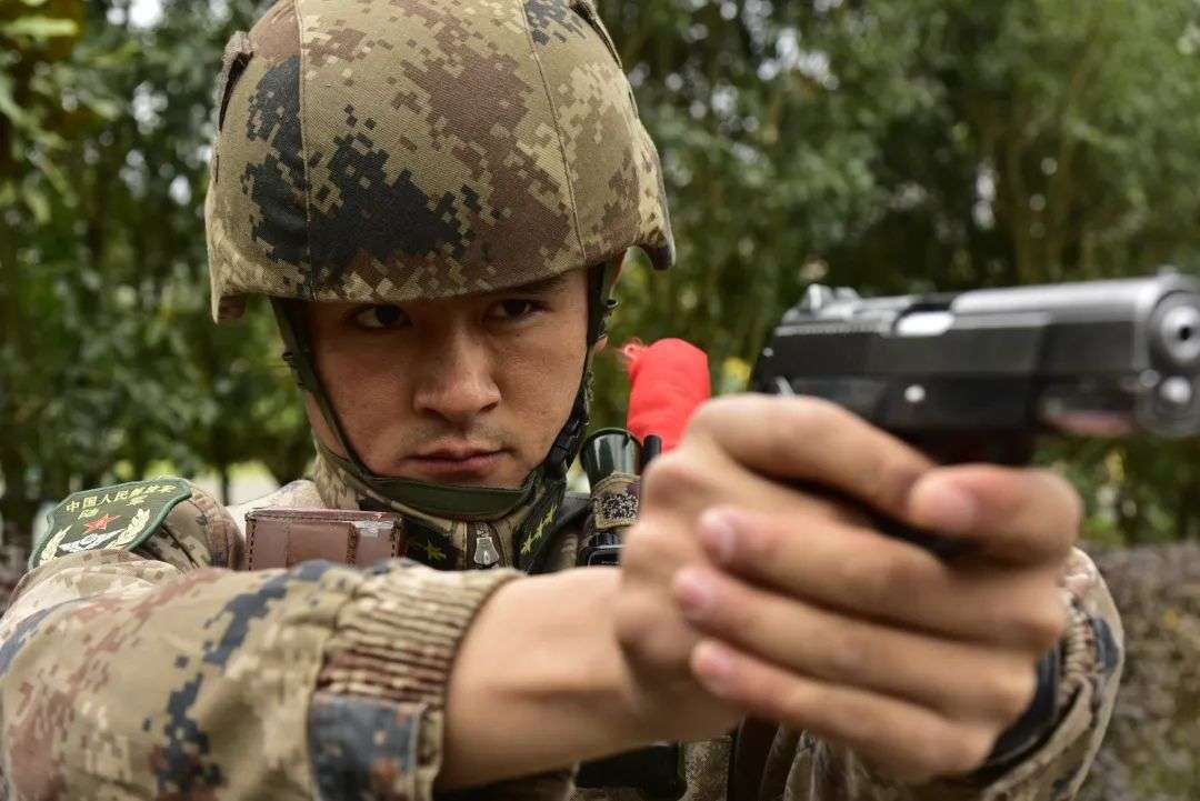 康巴汉子的强军梦——记陆军表彰“践行强军目标标兵个人”多吉降措