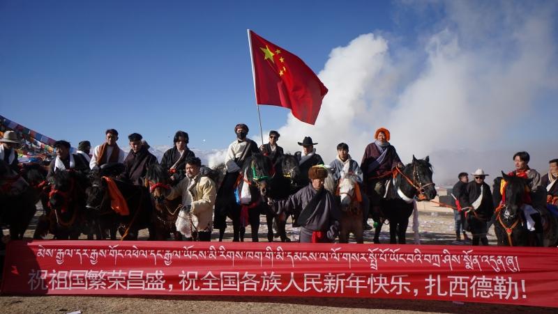 理塘县：马术巡游送祝福