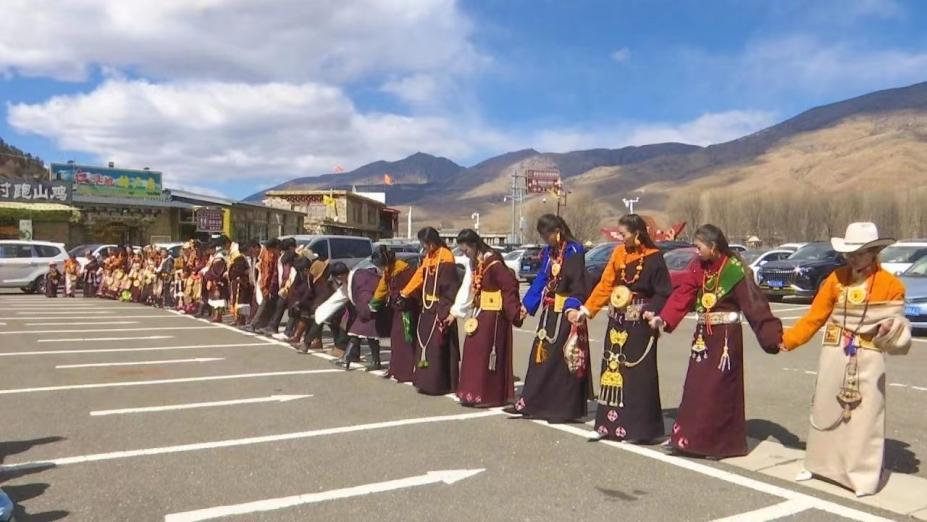 稻城县桑堆镇：载歌载舞庆新春 欢乐祥和过新年