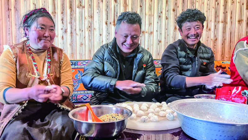 甘孜州：民族团结一家亲 共度元宵心连心