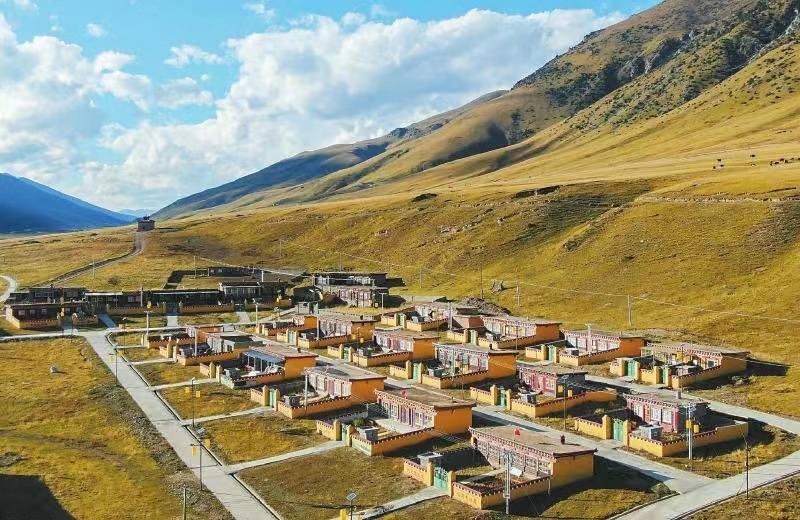 德格县易地搬迁“搬”出幸福生活