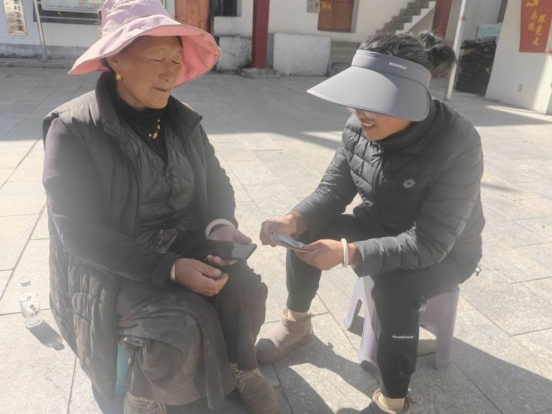 乡城县克麦村：驻村干部帮助村民卖蜂蜜