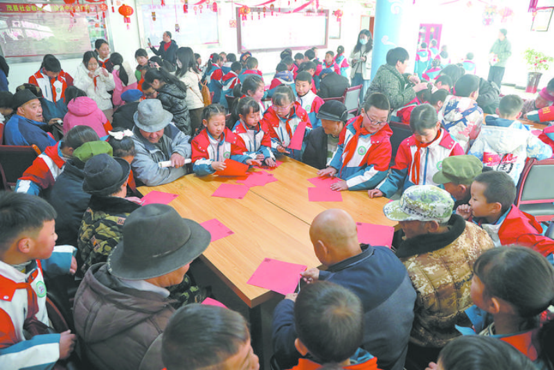 茂县凤仪镇：春日学雷锋 情暖敬老院